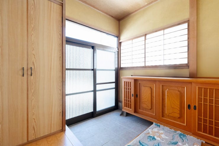 玄関は広く、収納スペースもあります。