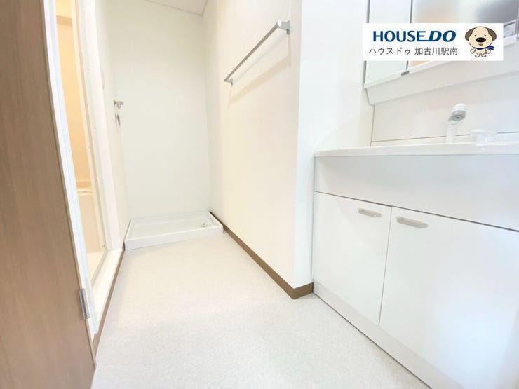 洗面からお化粧まで!忙しい朝の準備にぴったりなシャワー付洗面化粧台付♪