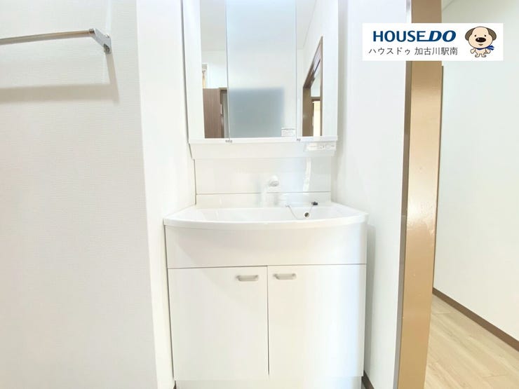 洗面からお化粧まで!忙しい朝の準備にぴったりなシャワー付洗面化粧台付♪