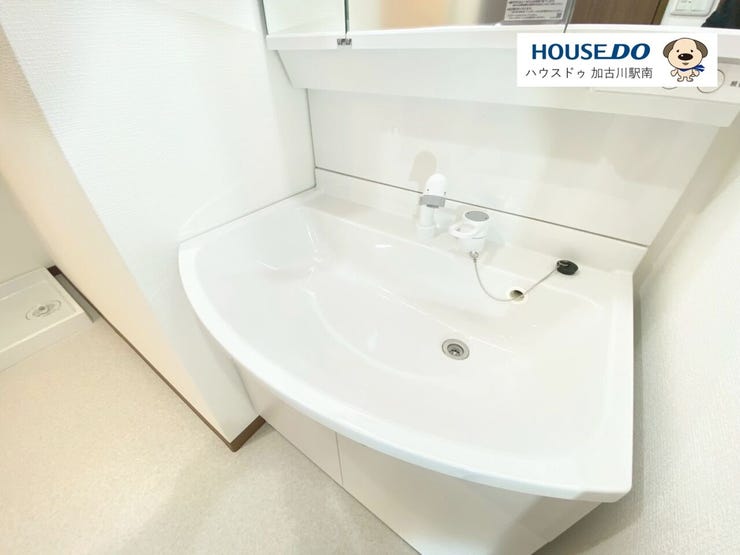 洗面からお化粧まで!忙しい朝の準備にぴったりなシャワー付洗面化粧台付♪