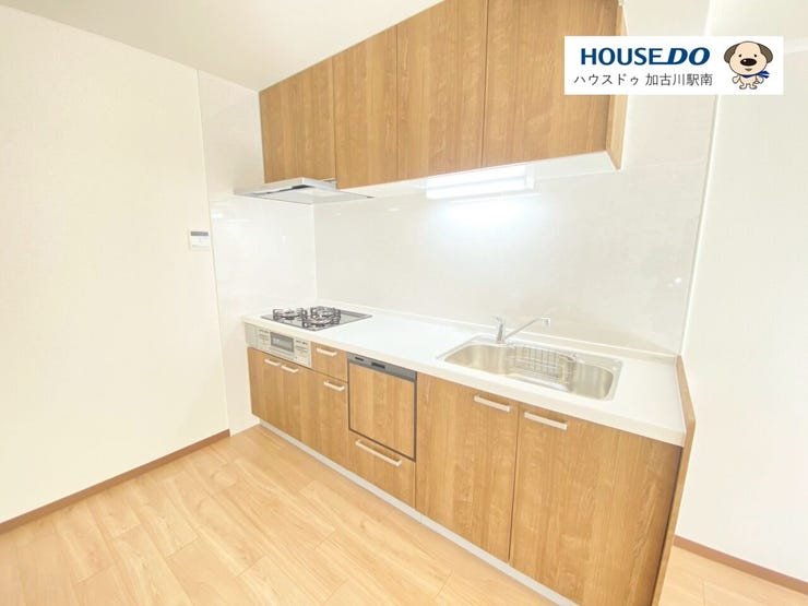 料理好きも納得の収納たっぷり、3口コンロで同時調理もラクラク!
三口ガスコンロ+グリル付きで、同時調理もスムーズです♪