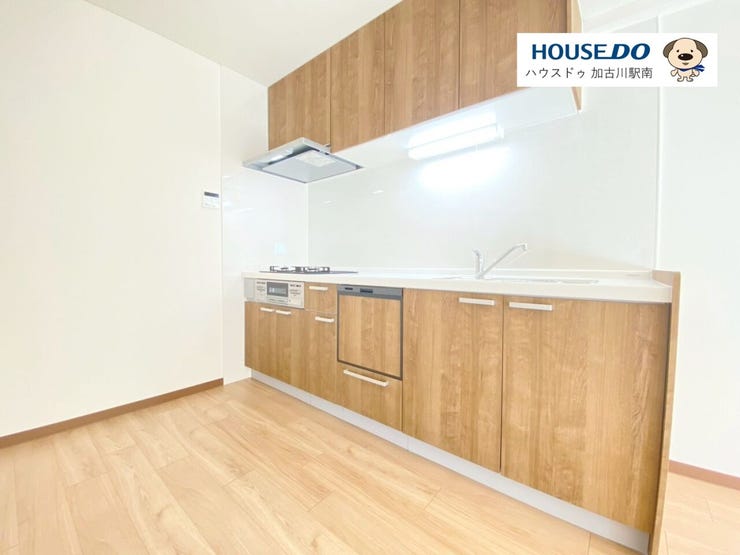 料理好きも納得の収納たっぷり、3口コンロで同時調理もラクラク!
三口ガスコンロ+グリル付きで、同時調理もスムーズです♪