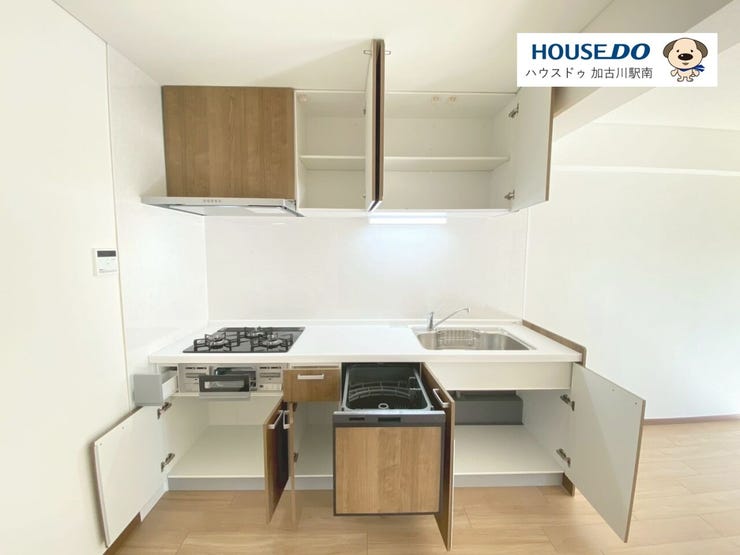 料理好きも納得の収納たっぷり、3口コンロで同時調理もラクラク!
三口ガスコンロ+グリル付きで、同時調理もスムーズです♪