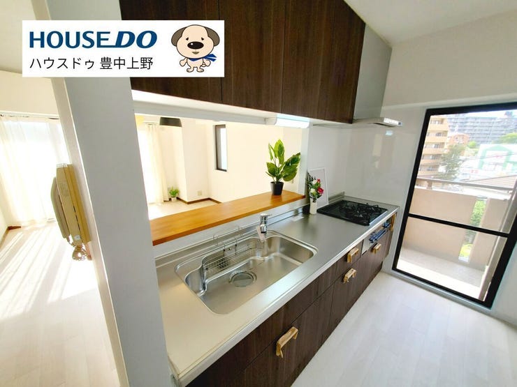 使い勝手のいいカウンタータイプのシステムキッチン!毎日のお料理をストレスなく行っていただけます!また、キッチン横からもバルコニーへ出れるのでなにかと便利です♪