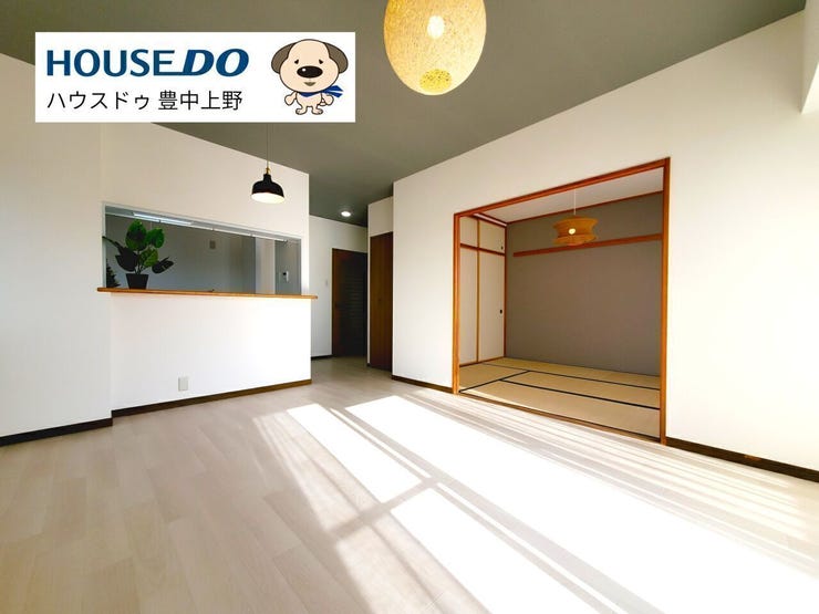 【リビング】
約14.1帖のLDK!窓が多く明るい日差しが存分に差し込む室内!