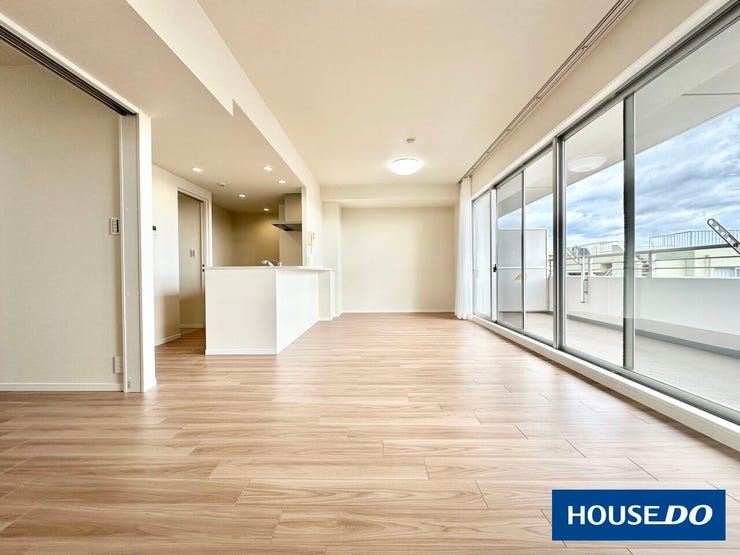 家族が集うLDKは南東向き14.8帖の大空間♪高さ2m超のハイサッシュにより採光バッチリ♪