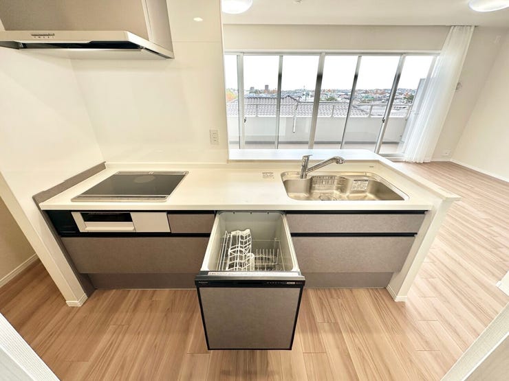 料理をしながらでも家族との会話を楽しめる対面キッチン♪家事時短に最適な食器洗浄乾燥機付き♪