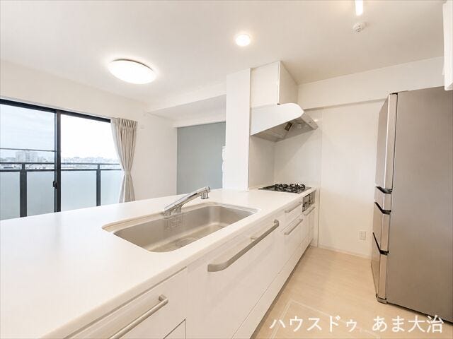 物の出し入れもしやすいキッチン収納◎キッチン作業がよりはかどりそうです。ダイニングテーブルとの距離が近く、料理の配膳や下げ膳をスムーズに行えるのも嬉しいですね。※居住中につき画像を一部加工しています。