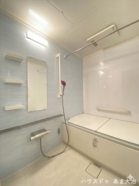 あると助かる浴室乾燥機付き。雨の日や梅雨時期のお洗濯も安心ですね。 ※居住中につき画像を一部加工しています。