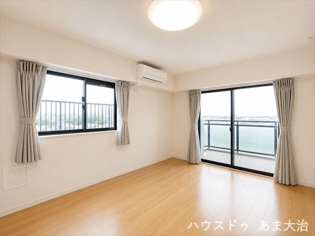 10帖洋室:LDとのアクセス良好な洋室です。大型のベッド等を配置してもゆとりのある広々空間。 ※居住中につき画像を一部加工しています。