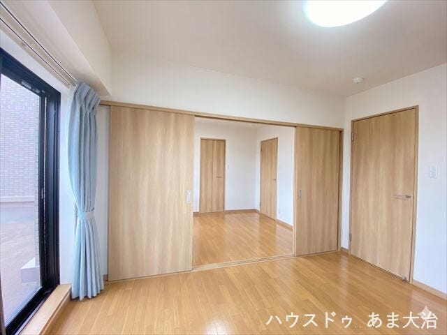 6帖×2:子どもの成長やライフスタイルの変化に合わせ引き戸で2つの個室に分割できるのは嬉しいですね。 ※居住中につき画像を一部加工しています。