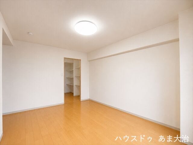 8帖洋室:どんなインテリアもマッチしそうな内装で、家具選びもより楽しくなりそうですね。 ※居住中につき画像を一部加工しています。