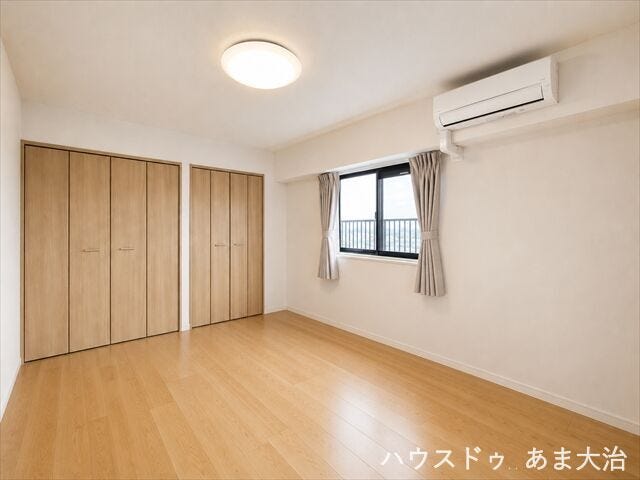 各窓にはカーテンレール付き、入居時費用を抑える事もできそうですね。 ※居住中につき画像を一部加工しています。