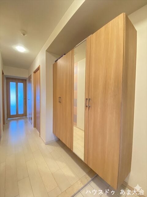全身鏡のある玄関ホールは、より広々とした空間に魅せてくれます♪お出かけ前の身だしなみチェックができるのも嬉しいですね。