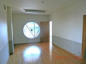 デザイン性の高い窓はお部屋のアクセントに♪