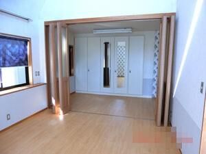 2階8.5帖洋室、奥は1帖程度の洋室と収納スペースになります♪