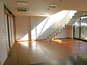 広々23帖のリビングです♪
階段も圧迫感のないデザイン◎