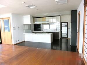 リビングを一望できるオープンタイプのキッチンです◎