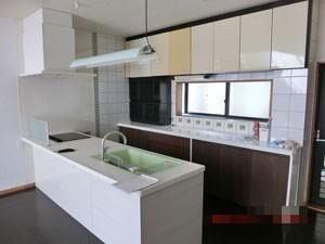 凹凸の少ないフラットなキッチン、背面も調理スぺースとして活用できます♪