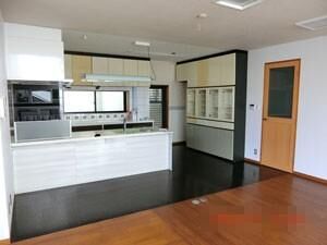 キッチンはコミュニケーションの取りやすい対面式◎
収納棚なども設置されており収納力あり
♪