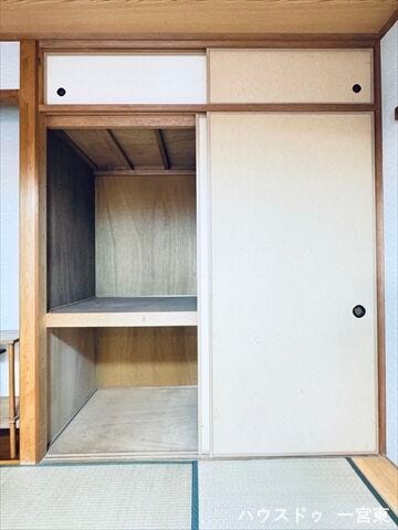 10階建てマンションのためエレベーターが設置されています。買い物後の荷物を運ぶ際にはとても助かります。2基あるのも嬉しいですね。