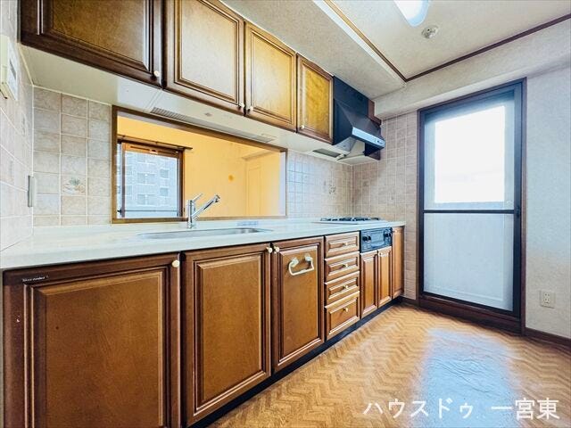 正面玄関であるエントランスは、訪問者が最初に訪れる部分でもあり、第一印象を決める顔ともいえる場所です。植栽は手入れされています。