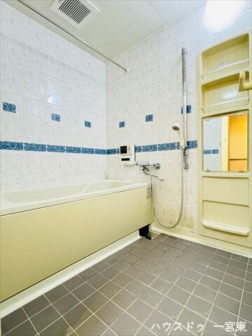 広々とした窓は、ロビーに開放感をもたらし、空間をより広く感じさせます。