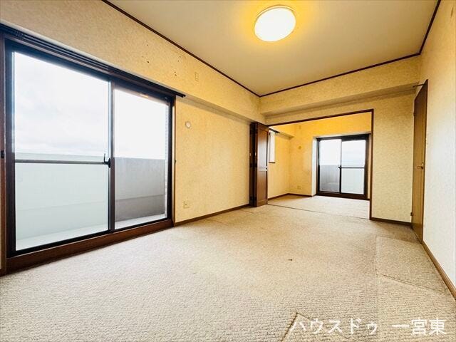 駐車場は平面タイプ。他の方の車を気にすることなく、車の出し入れができますね。