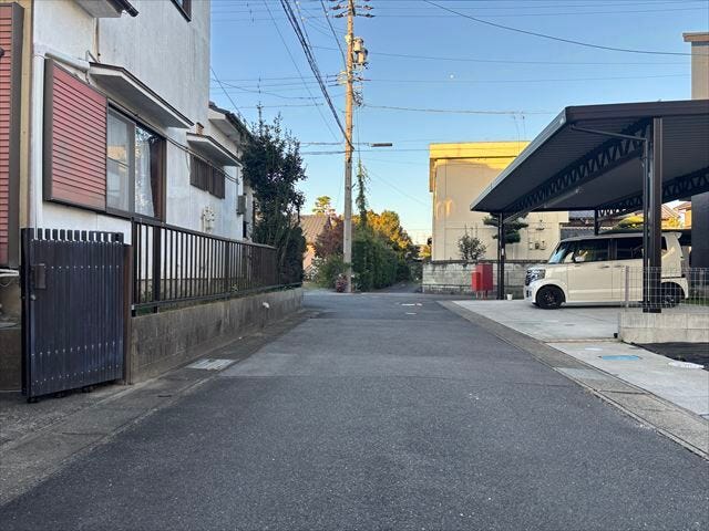 東側公道(2025年11月11日 撮影)