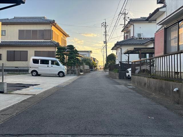 東側公道(2025年11月11日 撮影)