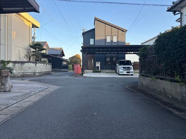 北側公道(2025年11月11日 撮影)