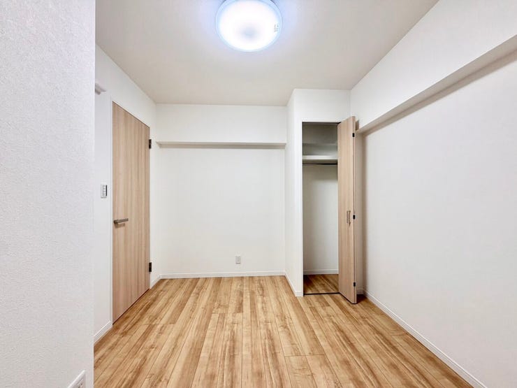 〈4.8帖〉ハンガーパイプ付きの収納は、「たたまない収納」を実践し、効率よく衣類を収納することができます♪