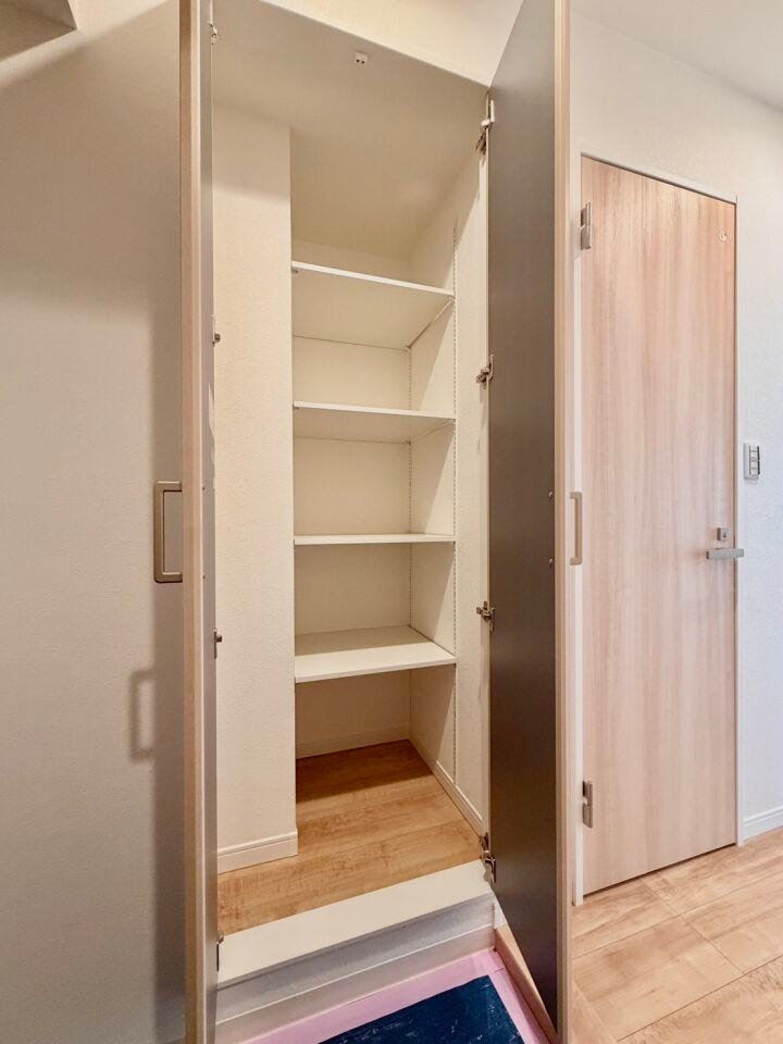 〈玄関収納〉可動棚付きで収納の幅が広がります♪