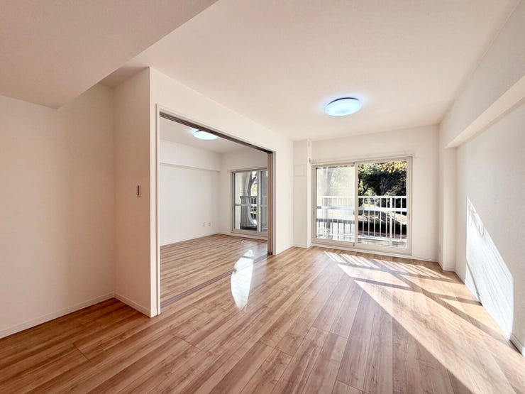 【リビング】
窓の向こうに広がる木々に心が癒されます♪二重サッシの為、大きな通りに面していますが心地よく過ごせます♪