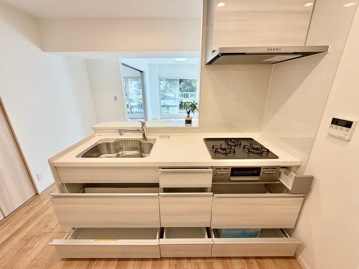 料理をしながら家族と会話を楽しめる対面キッチン♪収納もたっぷりあるのできれいを保てます♪