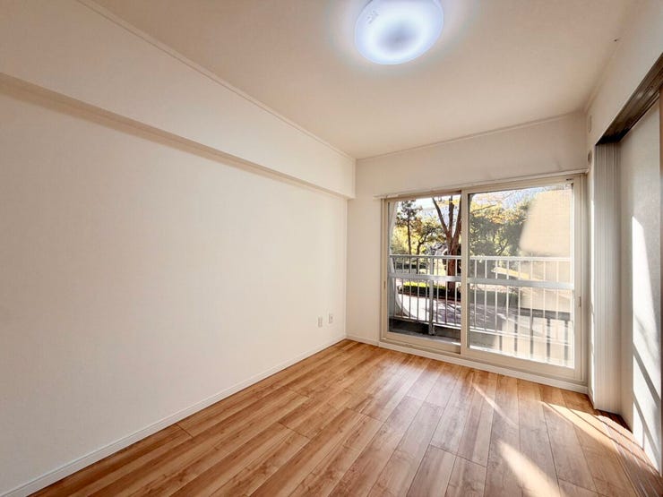 〈5.6帖〉窓の向こうに広がる木々に心が癒されます♪