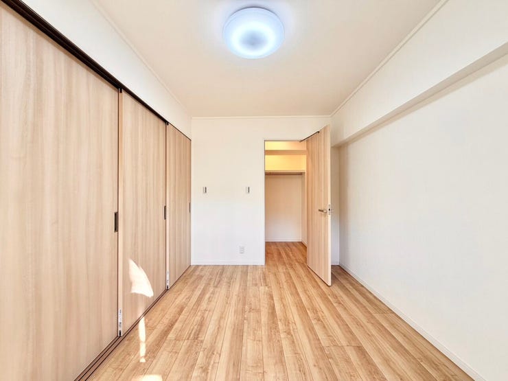 〈5.6帖〉バルコニーに面した明るい洋室が気分をリラックスさせます