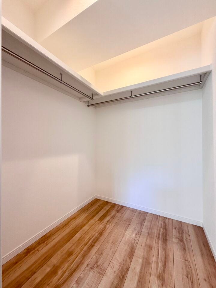 奥行きのあるウォークインクローゼットは、季節物の衣類もスッキリ収納できます♪