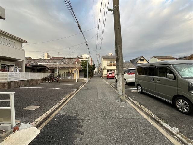 幅員約3.6mの東側前面道路です。普通車が1台通れる幅となります。大型車の通行が少ないので、振動や騒音が抑えられます。
(2025年11月21日撮影)