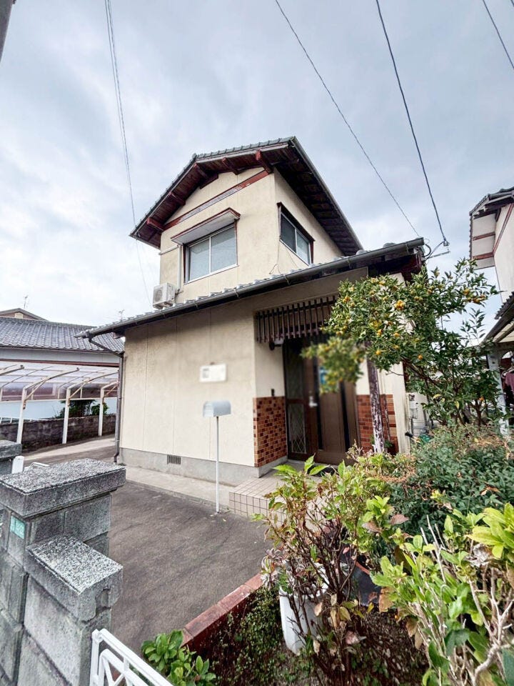 【駐車場3台以上】温水洗浄便座♪勝手口♪浴室に窓♪小・中学校まで徒歩10分圏内♪