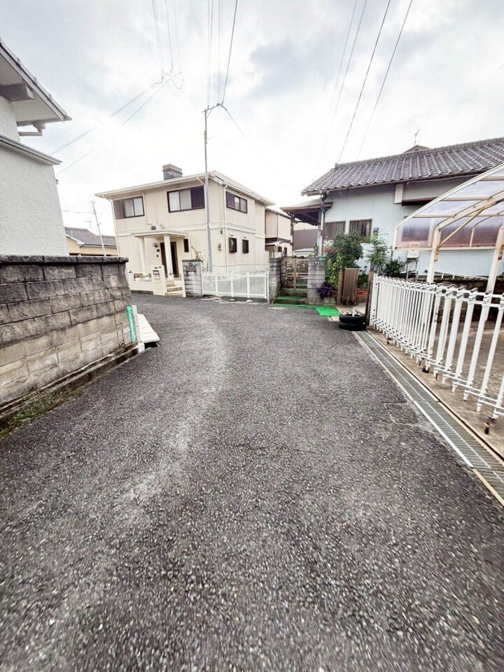 【駐車場3台以上】温水洗浄便座♪勝手口♪浴室に窓♪小・中学校まで徒歩10分圏内♪