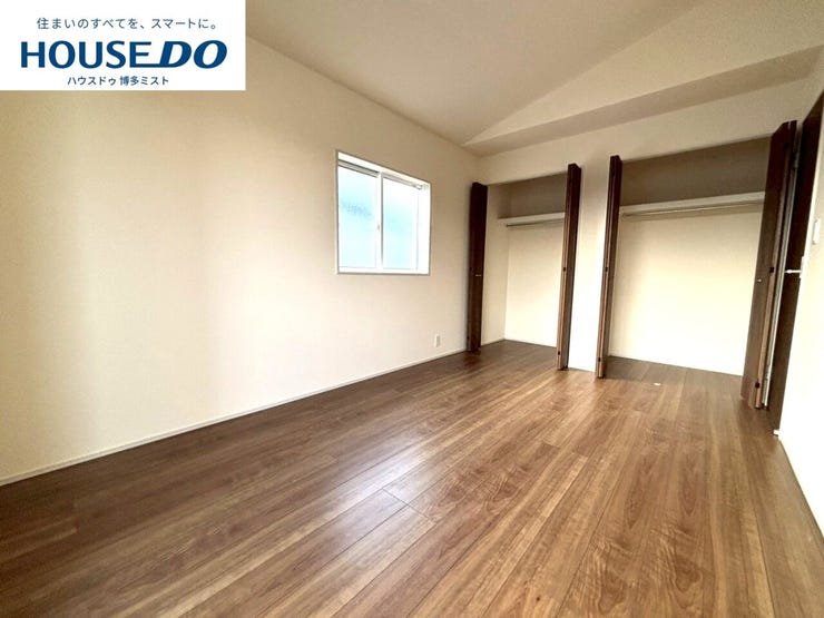 【プライベートルームの過ごし方】ベッドや机などの家具を置いてもゆとりある広さ。何にも邪魔されたくない一番のプライベート空間だから、過ごしやすさは大切にしたい・・・。