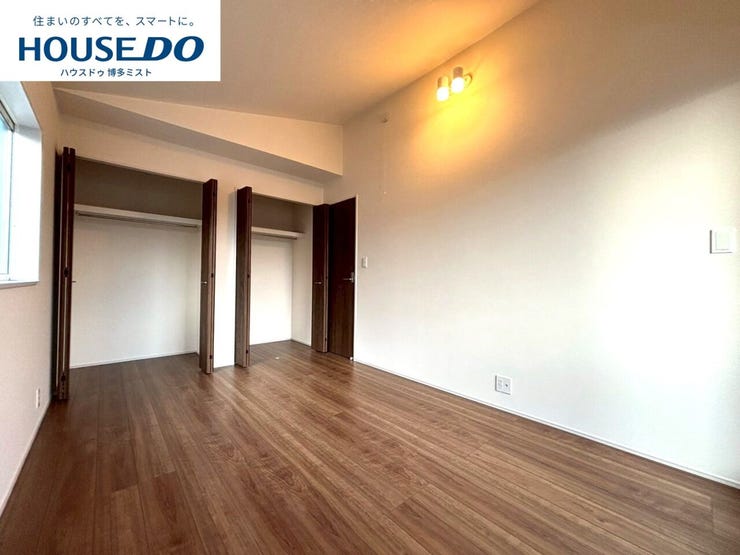 【プライベートルームの過ごし方】ベッドや机などの家具を置いてもゆとりある広さ。何にも邪魔されたくない一番のプライベート空間だから、過ごしやすさは大切にしたい・・・。