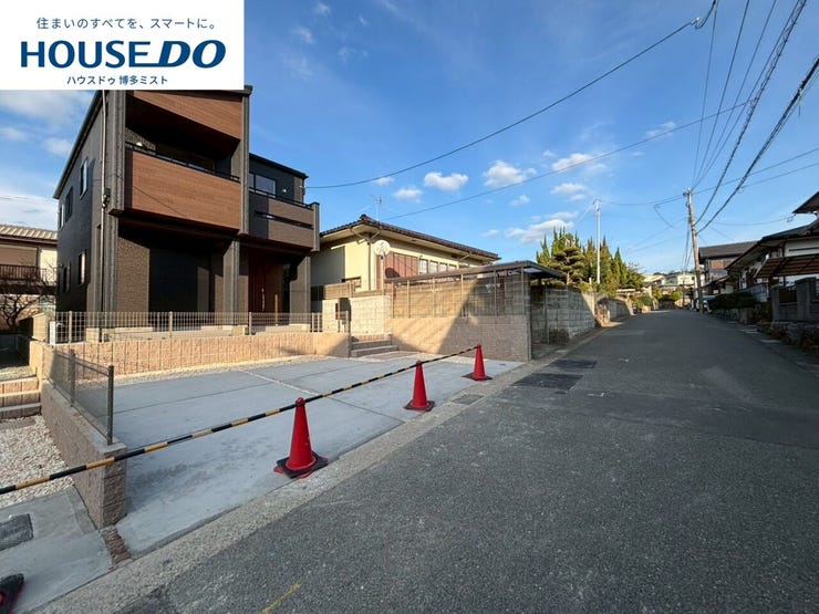 【福岡市東区青葉 2号棟】青葉小学校まで歩10分◆リビングは吹抜から明るい光が差し込みます。