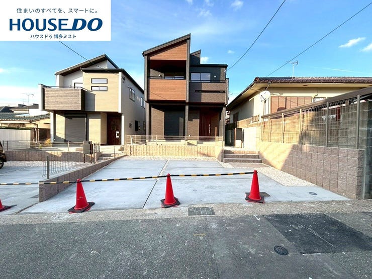 【外観】
【福岡市東区青葉 2号棟】青葉小学校まで歩10分◆リビングは吹抜から明るい光が差し込みます。