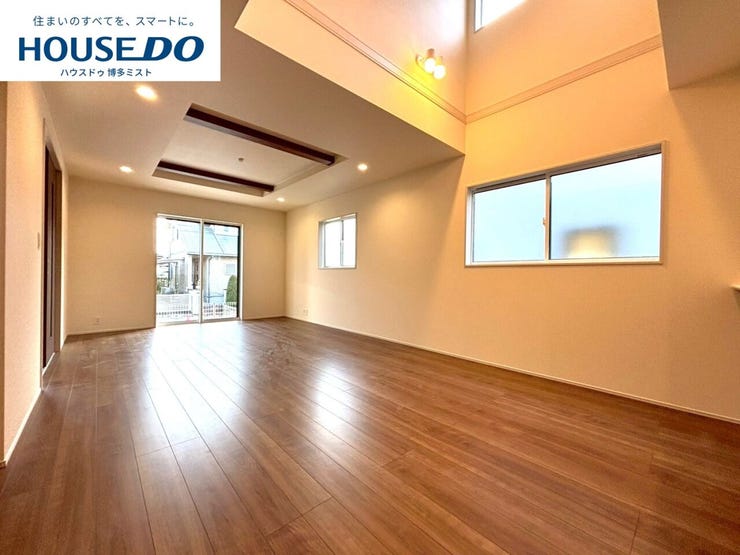 【家族のいやし時間】穏やかな光が入るリビング。忙しい毎日だからこそ、家族と過ごす時間は大切。家族みんなが快適なリビングだから、忙しい朝も、くつろぎの夜も、楽しい時間が過ごせます。