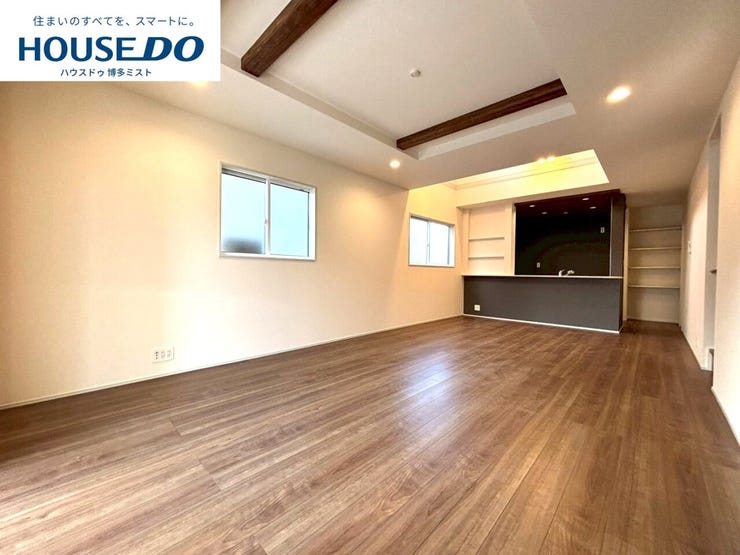 【家族の時間、穏やかな空間】家族が集まるリビングは床や壁をシンプルなテイストに。居心地が良いから自然と集まり、特別なことはしないけど、家族といる安心感は大切♪