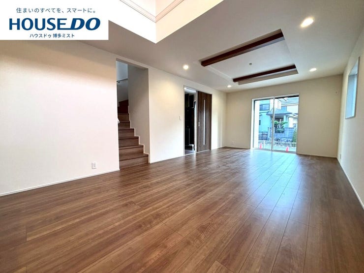 【家族のいやし時間】穏やかな光が入るリビング。忙しい毎日だからこそ、家族と過ごす時間は大切。家族みんなが快適なリビングだから、忙しい朝も、くつろぎの夜も、楽しい時間が過ごせます。