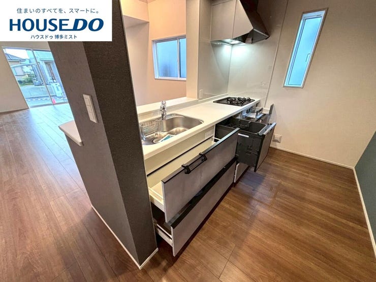 【今日のゴハンは何食べたい?】カウンターキッチンは家事をしながらでもリビングの様子が見えるので、お子様から目を離さず安心です。お料理をしながらリビングの家族と会話が弾みます。