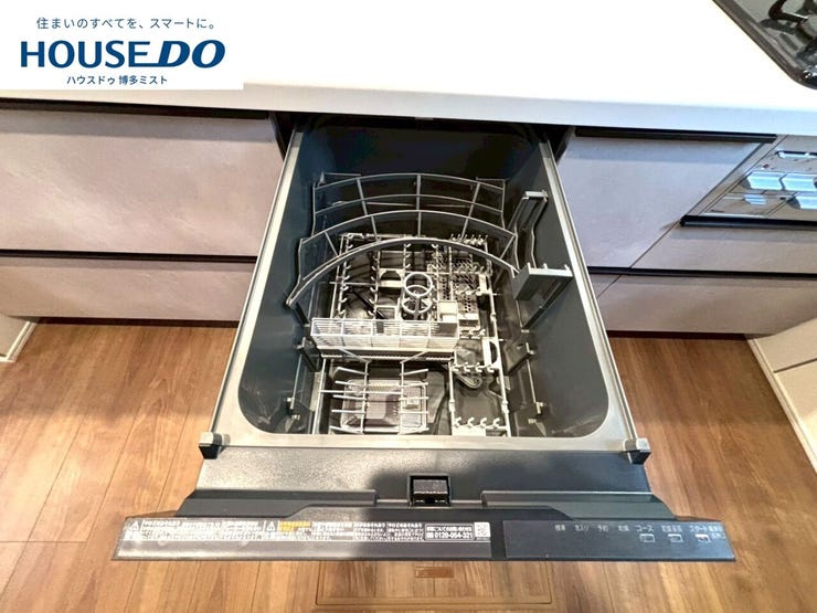 ビルトインタイプで、キッチンと同じカラーにすることにより一体感を持たせた食器洗浄乾燥機。乾燥機能が備わっているため家事の時間が短縮できます。